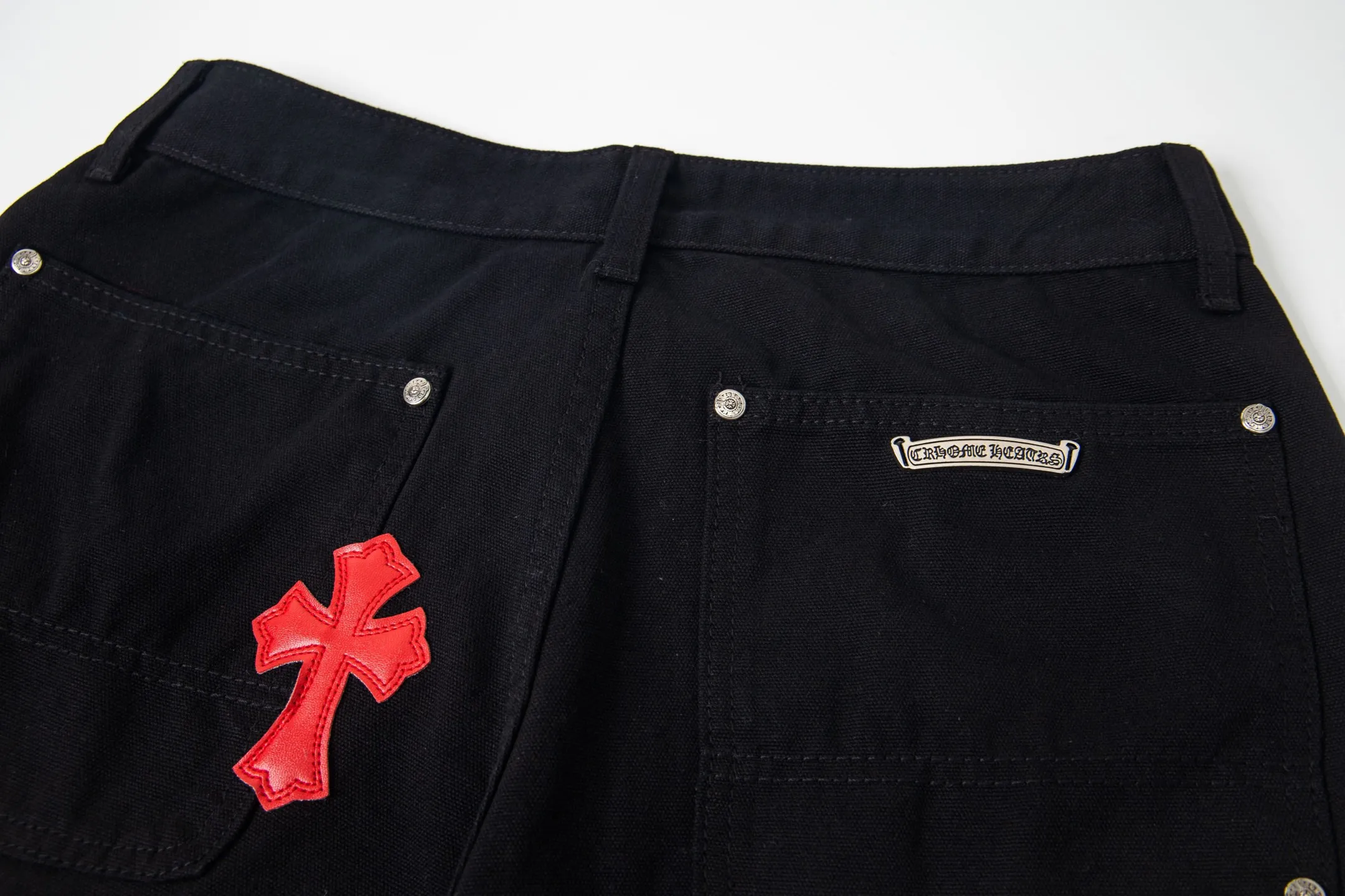 P260 Chrome Hearts Black Timber Pants Red Leather and White Leather Elements Washed Jeans True to restore the ultimate vintage texture Three-dimensional version Loose and comfortable, not picky about body shape Makes you look taller and slimmer Factory Seiko Original factory quality control Same style for men and women Can be matched with couples Versatile recommendation Necessary jeans for all seasons Hipsters have been disappointed From the quality selection of fabrics, the tailoring of details, and the matching of patterns are impeccable! The upper body is so handsome when worn...it can be easily worn by men, women and children! The craftsmanship is made of heavy-duty washed pure cotton denim fabric. After washing, it is soft and thick. It is very stylish when worn on the body. Style number: 1773# Color: black Size: 28 30 32 34 36